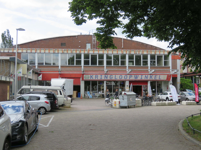 844290 Gezicht op Kringloopwinkel De Waarde (Veilingstraat 10) te Utrecht, vanaf de Croeselaan.